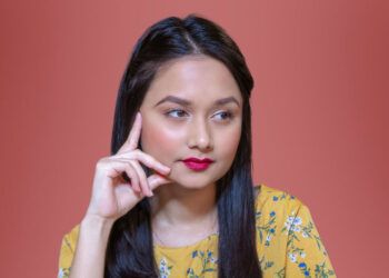 Does the face look dark after a while of applying makeup