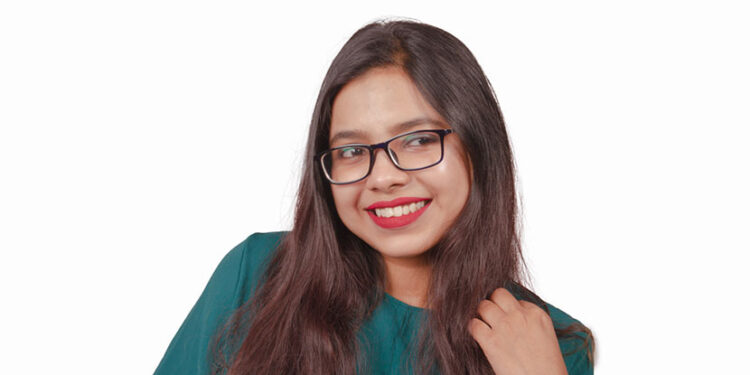 Makeup with glasses. Here are 4 things to keep in mind to get the perfect look