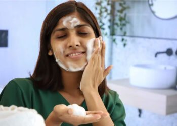মুখ ধোয়ার সময় কোন ভুলগুলো আপনার ত্বককে ড্যামেজ করতে পারে?