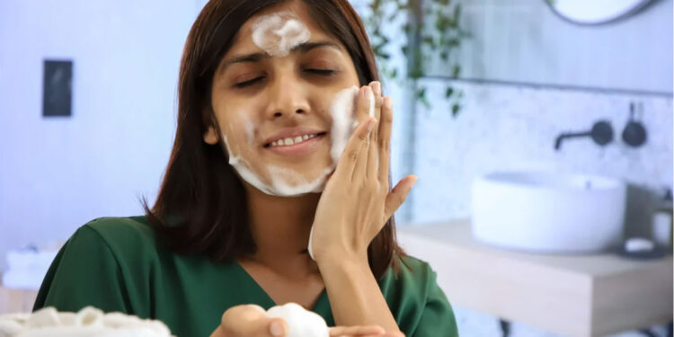 মুখ ধোয়ার সময় কোন ভুলগুলো আপনার ত্বককে ড্যামেজ করতে পারে?