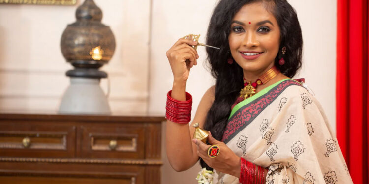 চোখের সাজে কাজল