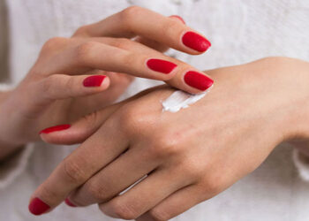 গ্লাভস ব্যবহারের কারণে হাতের স্কিন ড্রাই রুক্ষ এবং ফেটে যাচ্ছে?